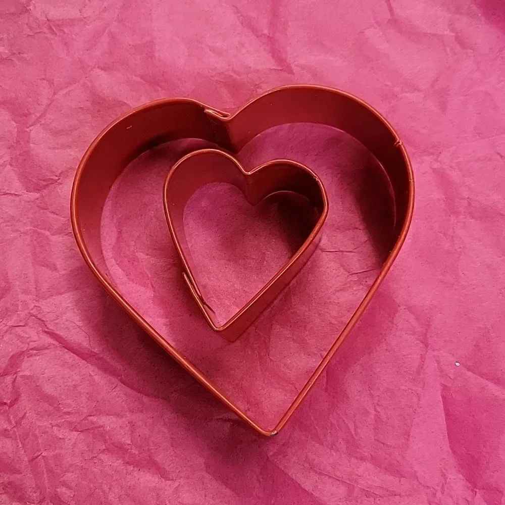 18 piece metal‎ Valentines Day/wedding cookie cutters plus heart spatula